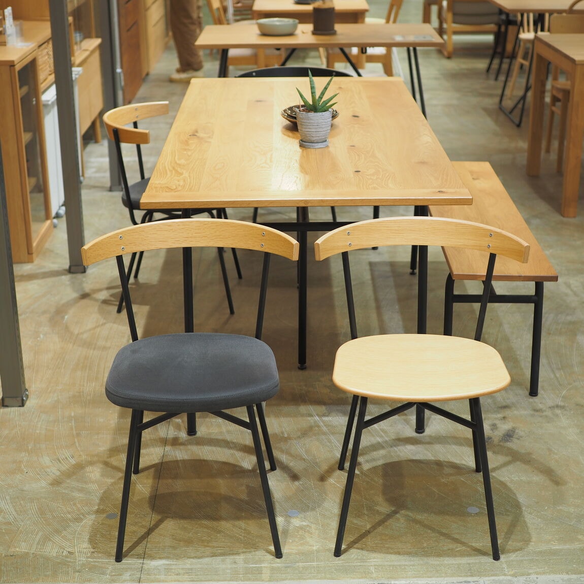 直江津】木の風合いをいかした家具｜IDÉE SOUDIEUX TABLE｜ 無印良品